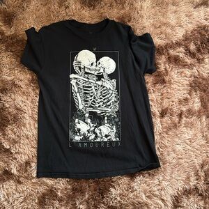 Skeleton kissing t shirt
